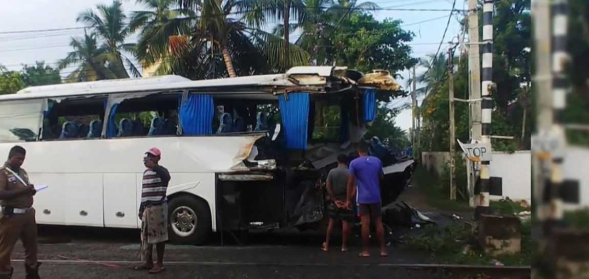 Autobus s českými turistami sa zrazil na Srí Lanke s vlakom