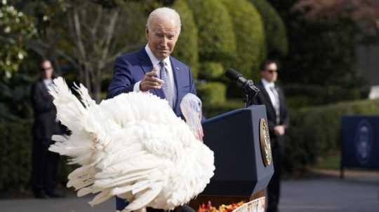 Americký prezident Joe Biden už tradične v Bielom dome pri príležitosti blížiaceho sa Dňa vďakyvzdania omilostil dvoch moriakov.