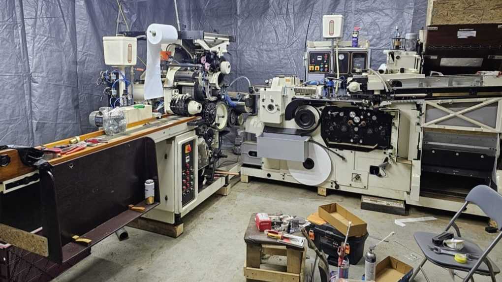 Na snímke nelegálne výrobňa cigariet.