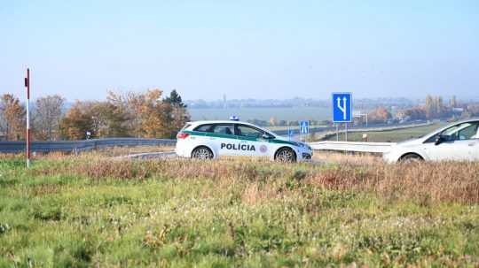 Na snímke policajné auto pri diaľnici.