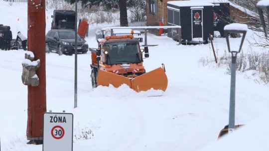 Pluh odhŕňa sneh na horskom priechode Donovaly.