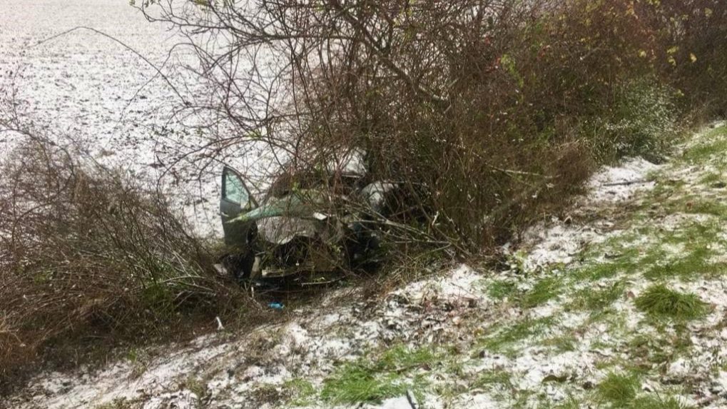 Pri tragickej nehode neďaleko Levíc vyhasli dva životy. Osobné auto vrazilo do návesu kamiónu