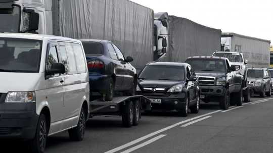 Kolóna brzdí dopravu na severe Slovenska.