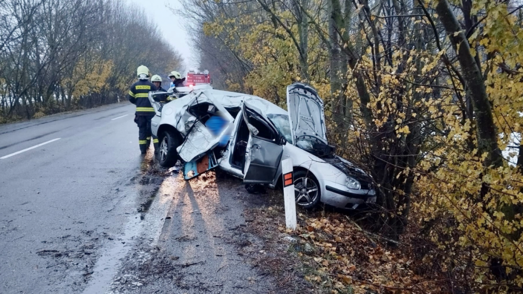 Tragická nehoda tínedžeriek v Nitrianskom okrese, 18-ročné dievča prišlo o život