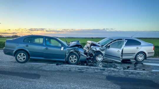 Na snímke sú dve čelne zrazené autá zn. Škoda Octavia.