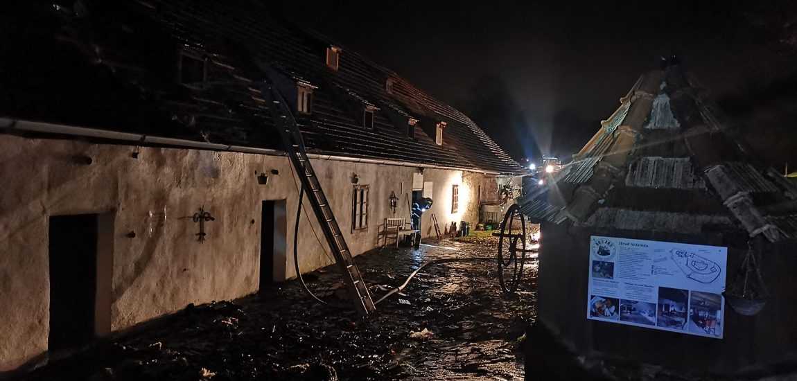 Na snímke hasiči na mieste požiaru.