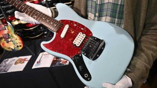 Modrá ľavoruká elektrická gitara Fender Mustang "Skystang I", na ktorej hral Kurt Cobain.