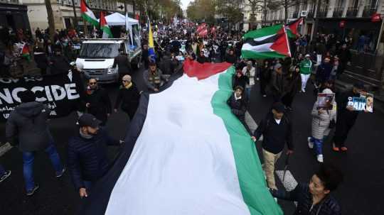 Na snímke protestujúci v Paríži.