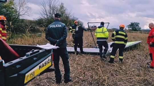 Na snímke polícia a záchranári pri nehode rogala.