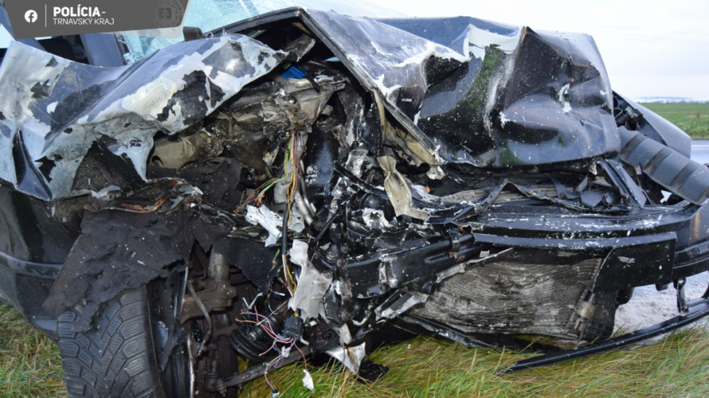 K stretu došlo z doposiaľ nezistených príčin na prehľadnom úseku cesty.