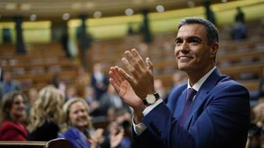 Španielsky premiér Pedro Sánchez tlieska po jeho potvrdení vo funkcii premiéra v španielskom parlamente 16. novembra 2023 v Madride.