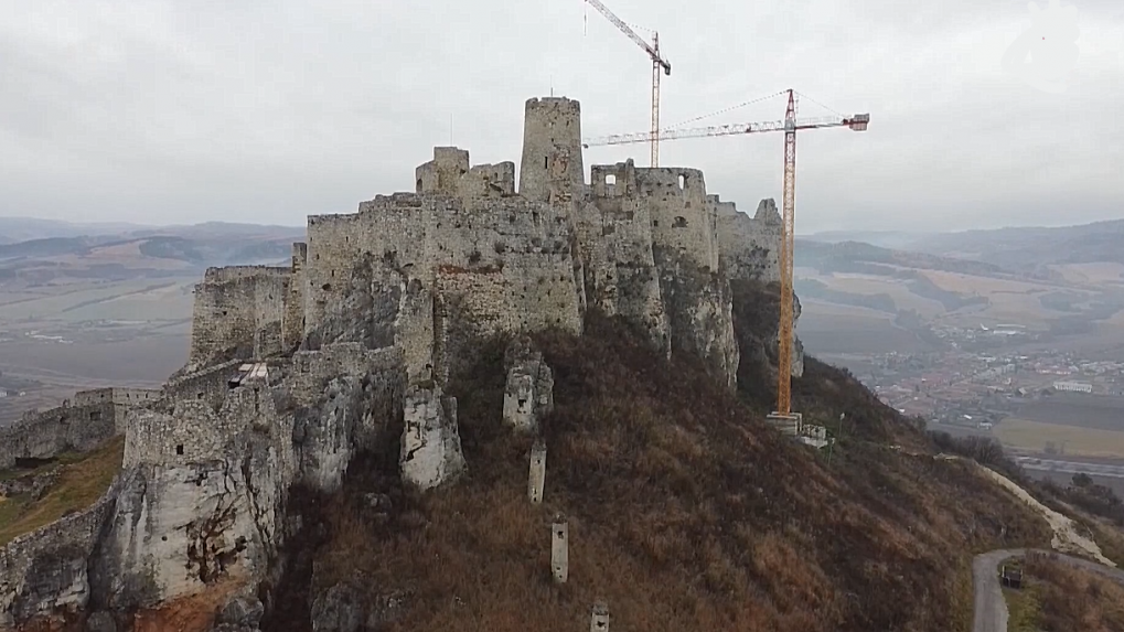 Žeriav sa podarilo odstrániť po dvoch rokoch. Firma, ktorá mala rekonštruovať Spišský hrad, obchod so štátom ľutuje