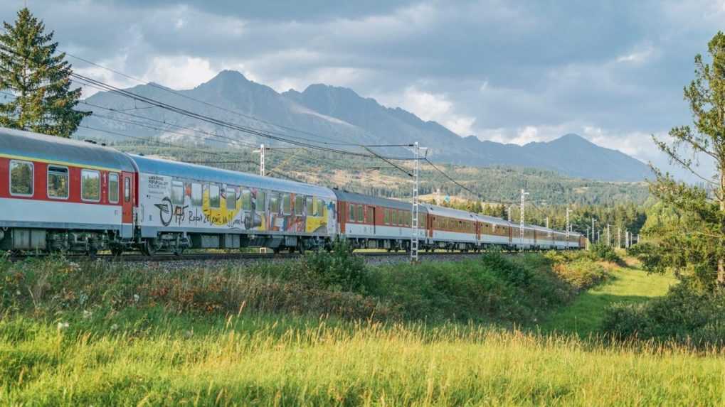 Spoločenský vozeň ako súčasť súpravy vlaku.