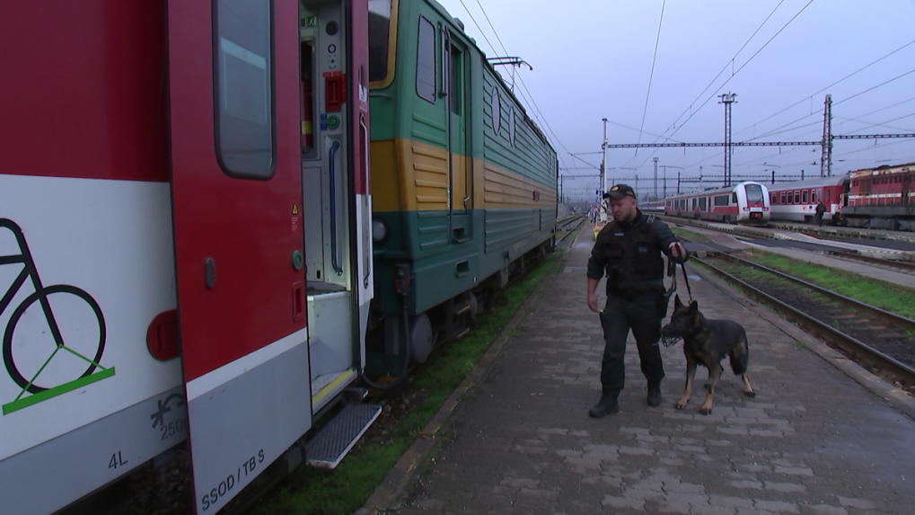 Posilnené policajné hliadky by ľudia privítali aj na železničných staniciach. Ľudia sa boja cestovať najmä v noci