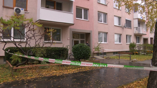 Na snímke policajná páska pred bytovkou.