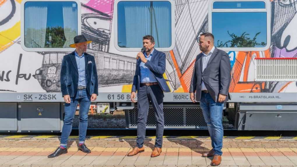 Luka Brase pred spoločenským vozňom.