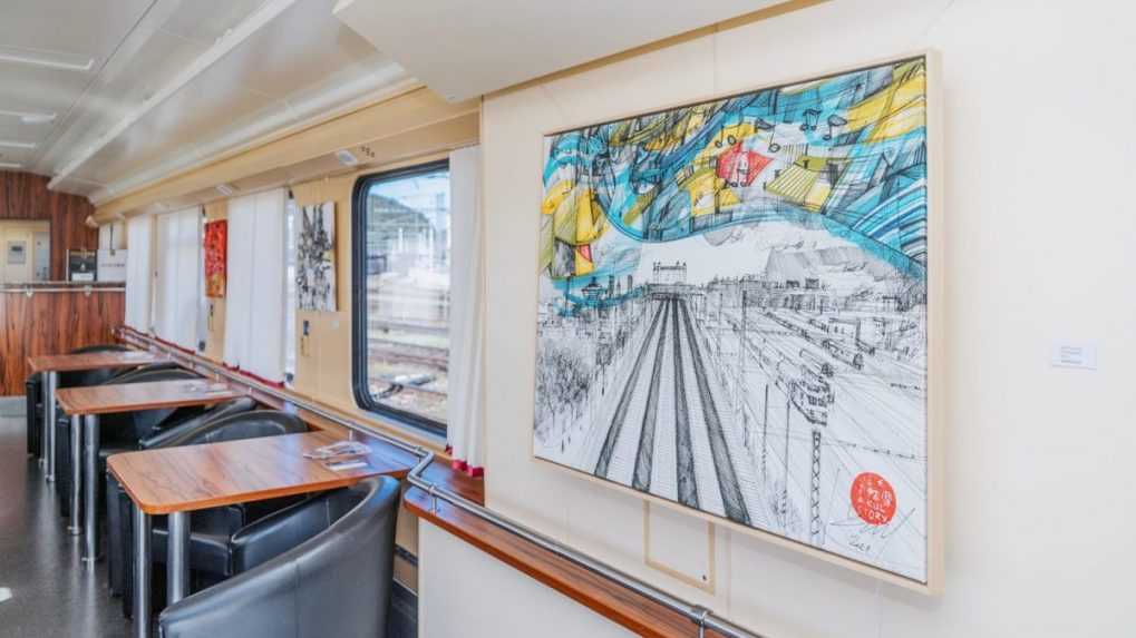 Na snímke obrazy Luku Braseho v spoločenskom vozni ZSSK.