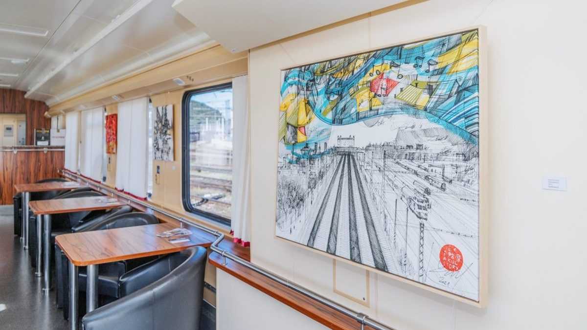 Na sn&Atilde;&Acirc;&shy;mke obrazy Luku Braseho v spolo&Atilde;&Acirc;enskom vozni ZSSK.