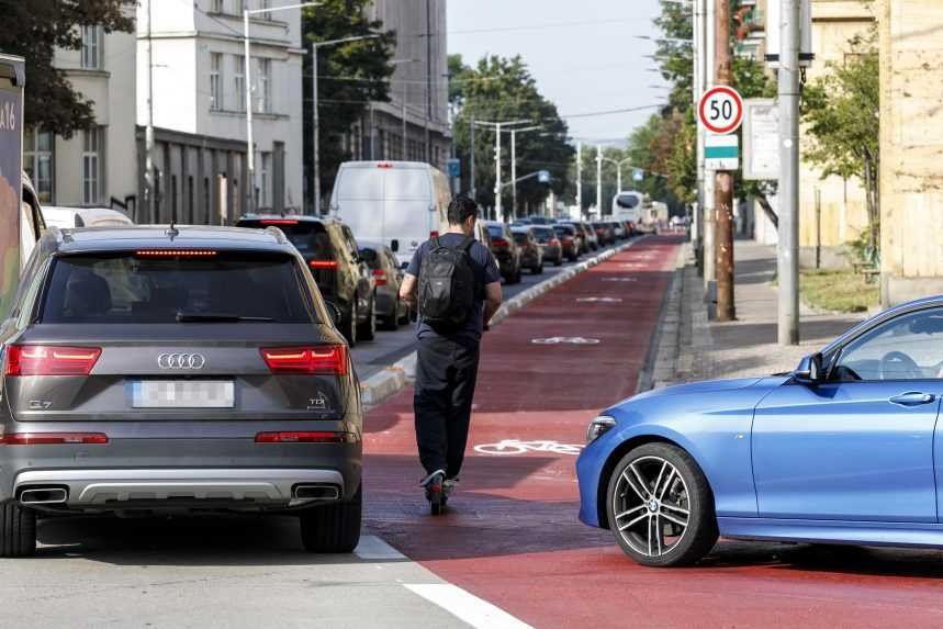 Cyklotrasu v centre Bratislavy kritizuje už aj krajská polícia. Primátor prisľúbil zmenu