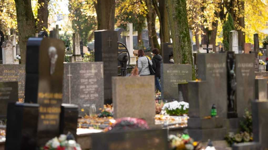 Vatikán zmenil svoj postoj k uchovávaniu popola zosnulých kresťanov