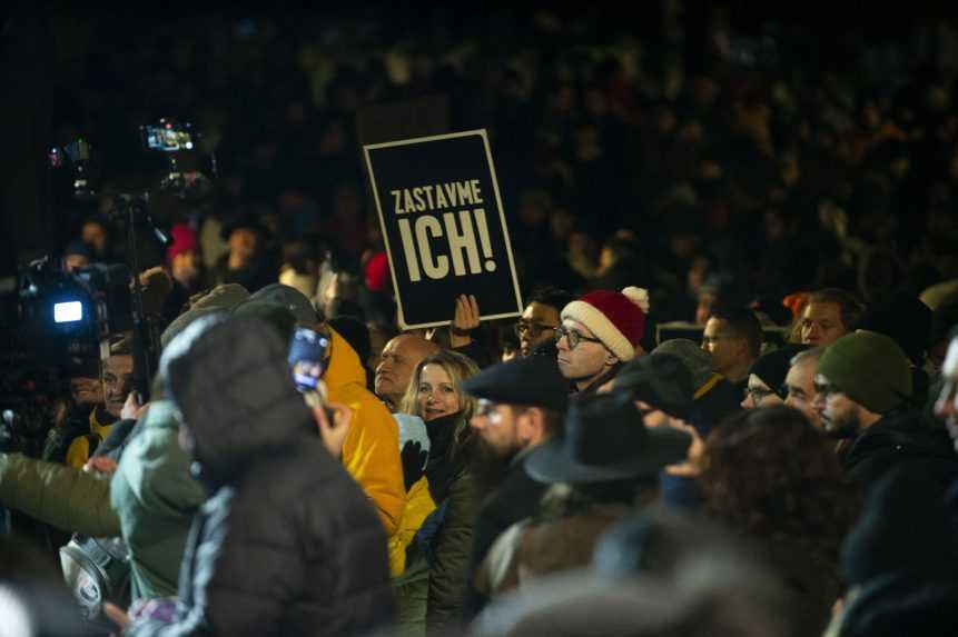 Účastníci protestu "Zastavme ich" pred budovou Úradu vlády SR v Bratislave.