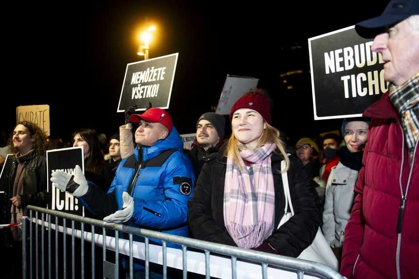 Účastníci protestu "Zastavme ich" pred budovou Úradu vlády SR v Bratislave.
