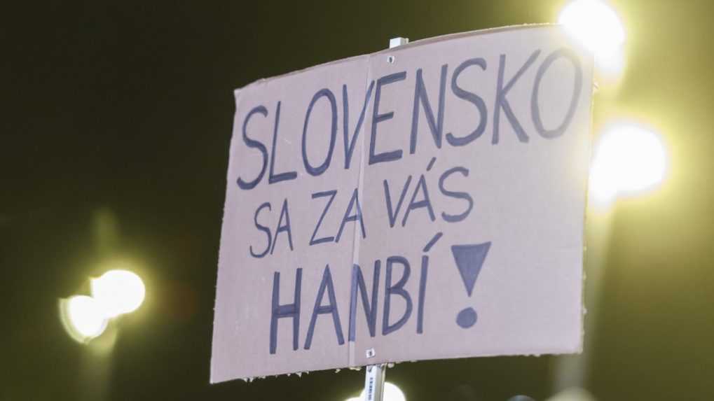 Transparent s nápisom: "Slovensko sa za vás hanbí!"