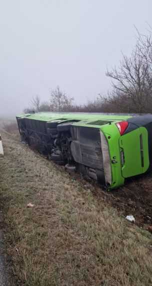 Pri Dargove sa prevrátil autobus, hlásia deväť zranených vrátane detí. Úsek je neprejazdný