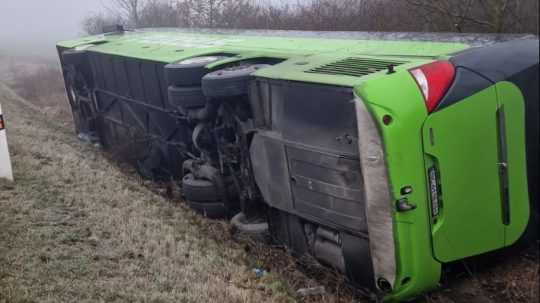 Prevrátený autobus.