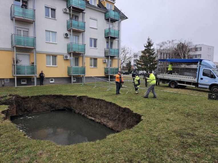 Na sídlisku v Galante sa pod starou žumpou prepadla zem