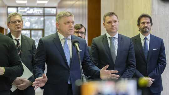 Minister spravodlivosti SR Boris Susko (Smer-SD), premiér SR Robert Fico (Smer-SD), minister životného prostredia SR Tomáš Taraba (SNS) a minister obrany SR Robert Kaliňák (Smer-SD)