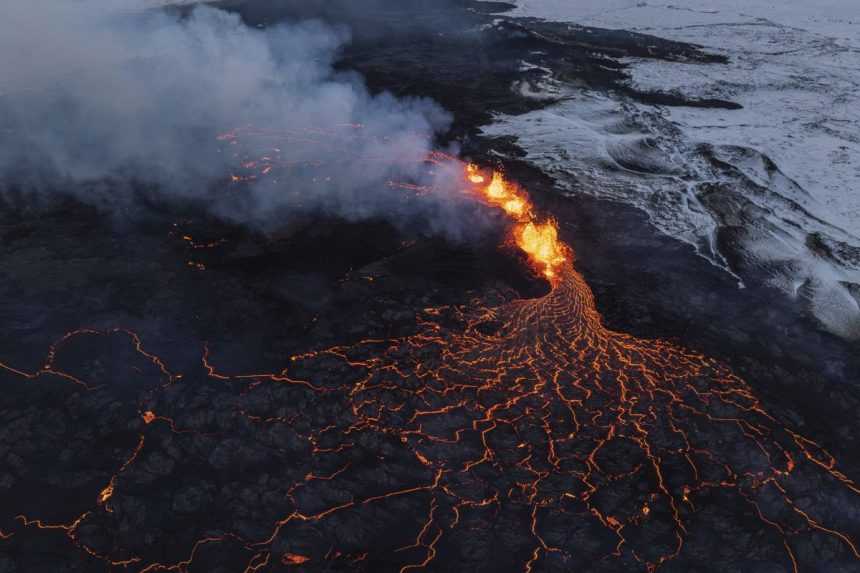 Na snímke erupcia na Islande.