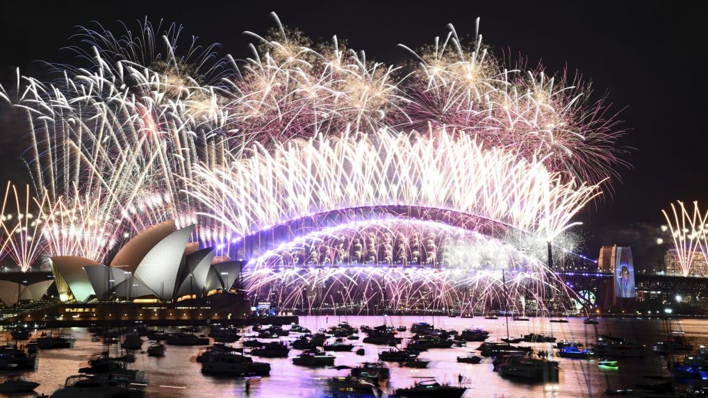 Ohňostroje nad budovou opery v Sydney.