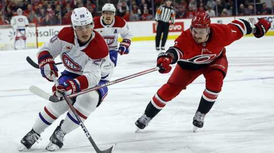 Na snímke vľavo slovenský útočník Canadiens Juraj Slafkovský