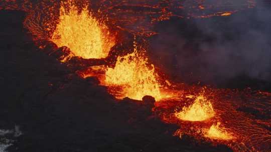 Na snímke erupcia na Islande.