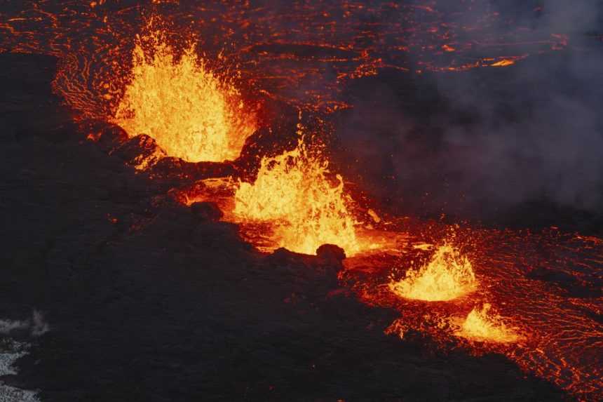 Život v islandskom meste Grindavík sa po erupcii zastavil. Sopečná aktivita môže trvať ešte roky