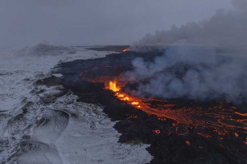 Na snímke erupcia na Islande.