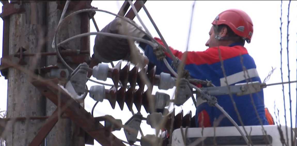 Vianočné výpadky elektrickej energie: Situácia sa zlepšila, bez prúdu ostali najmä odľahlé miesta