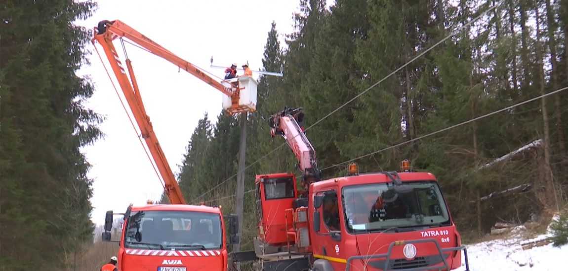 Vianoce bez elektriny: Tisíce domácností ostali bez prúdu, opravy zaberú niekoľko dní