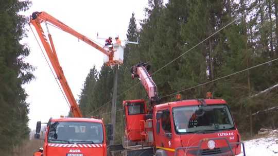 Elektrikári od rána poruchy riešia.