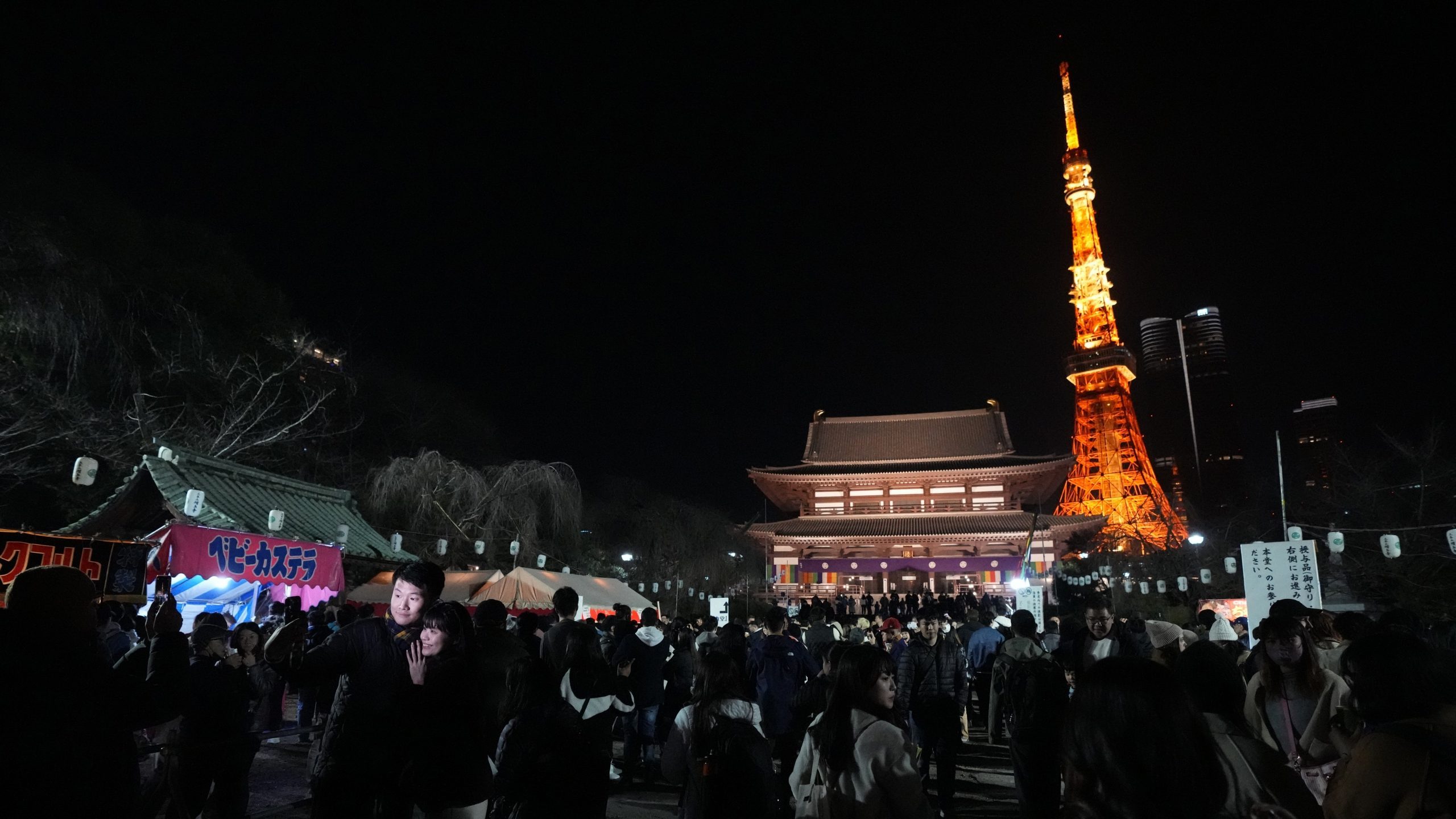Ã„Â½udia Ã„ÂakajÃƒÂº na modlitbu v budhistickom chrÃƒÂ¡me Zojoji Silvestra 31. decembra 2023 v Tokiu.
