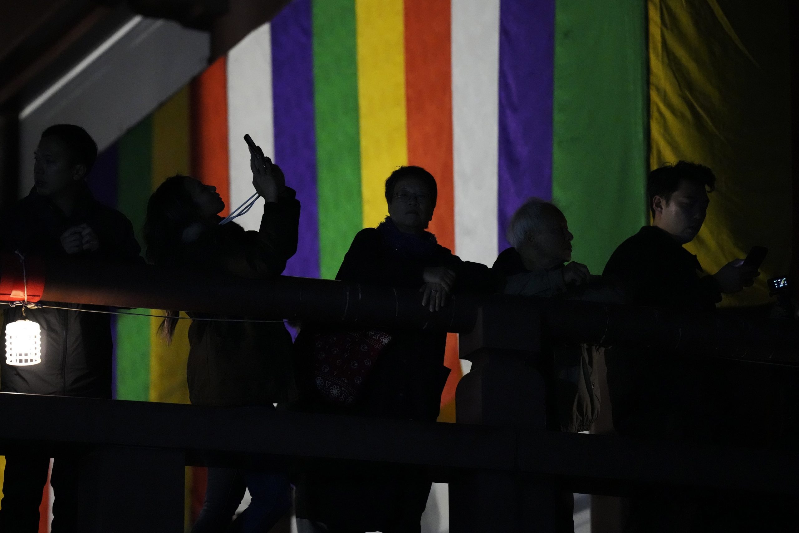 Ã„Â½udia Ã„ÂakajÃƒÂº na modlitbu v budhistickom chrÃƒÂ¡me Zojoji Silvestra 31. decembra 2023 v Tokiu.