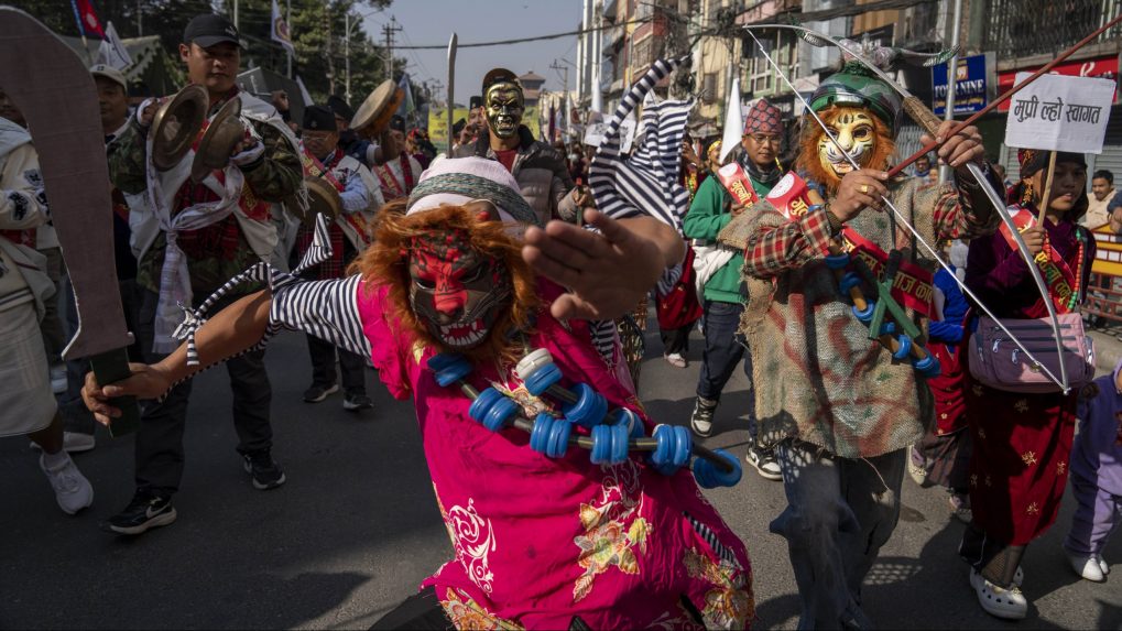 Muži z komunity Gurung tancujú na prehliadke pri príležitosti nového roka v Nepále.