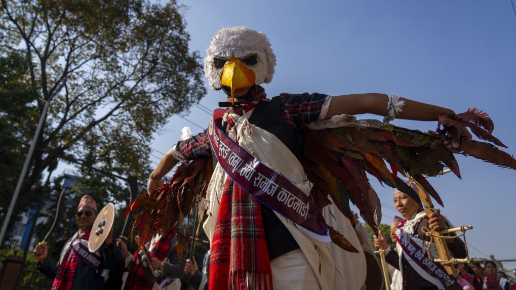 Muži z komunity Gurung tancujú na prehliadke pri príležitosti nového roka v Nepále.