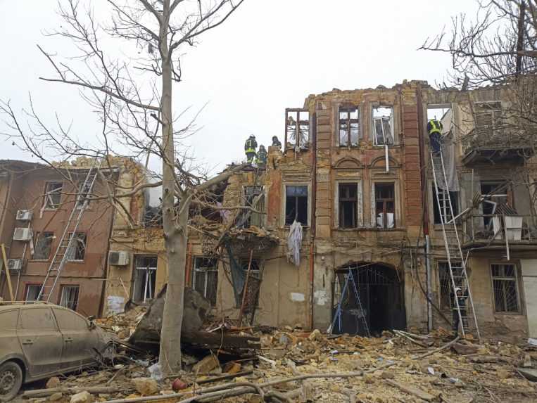 Záchranári zasahujú na poškodenom dome v Odese.