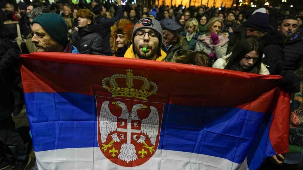 Srbsko čaká čiastočné opakovanie volieb, krajina reaguje na kritiku i protesty