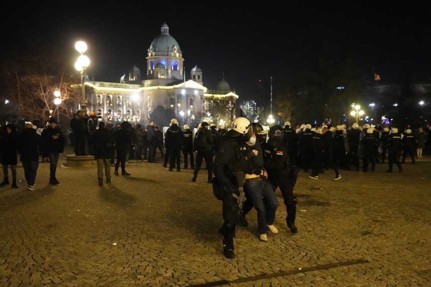 Dramatická situácia po voľbách v Srbsku: Polícia zadržala desiatky protestujúcich, dav zablokoval ulicu v hlavnom meste