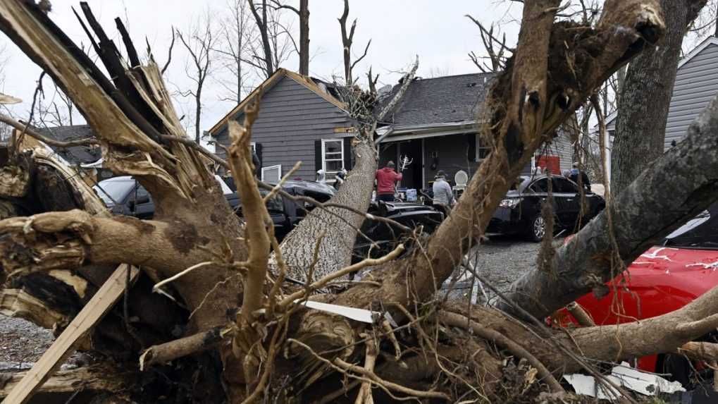 Tornádo v Tennessee strhlo strechu domu a zobralo so sebou aj dieťa v kolíske. Pristálo vo vetvách stromu