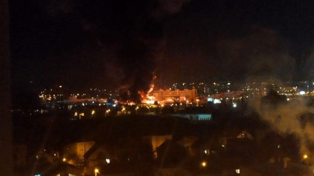 Hasiči zasahujú pri požiari v spaľovni odpadov na Jilemnického ulici v Prešove.