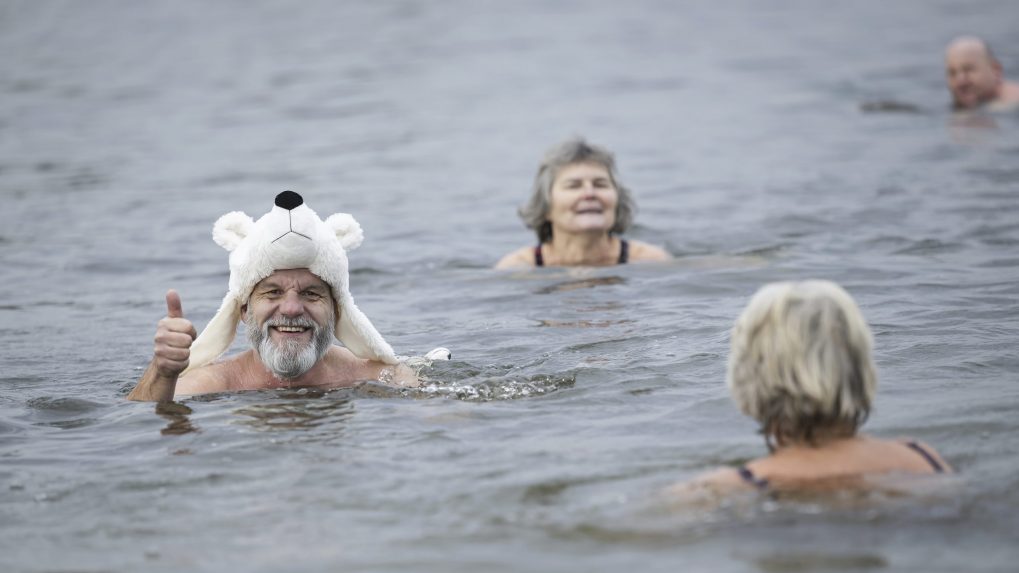 Plavci počas tradičného Silvestrovského plávania pri jazere Moossee vo Švajčiarsku.